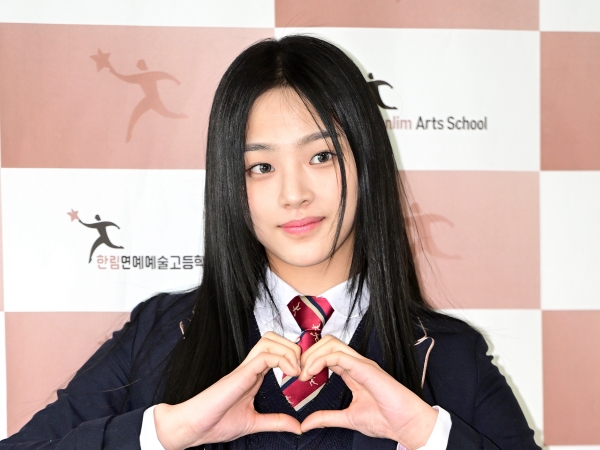 NewJeansミンジ、本日（2月10日）高校を卒業！“最後の制服”で見せた笑顔【独自写真5枚】