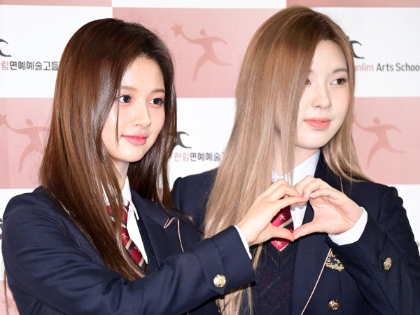 【独自写真】“TWICEの妹分”NMIXXソリュン&ベイ、高校を卒業！「誰よりも輝く最強のJK」