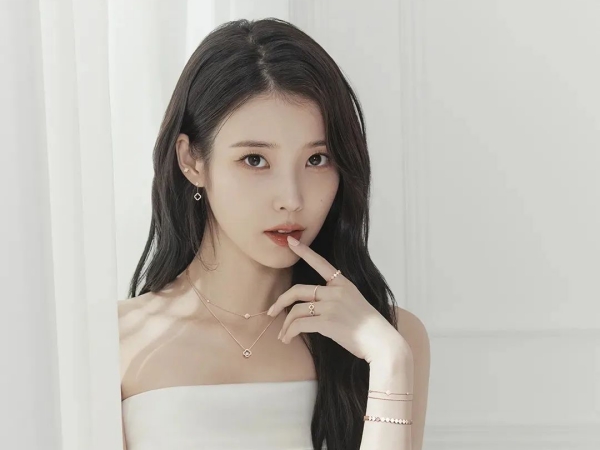イ・ジョンソクとの熱愛認めたIU、“ウエディングドレス姿”を披露!? 最新ビジュアルに反響【PHOTO】