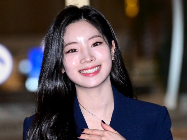 「リアルティンカーベル！」TWICE・ダヒョン、“ミニ丈”の肩出しドレスで幻想的な魅力【PHOTO】