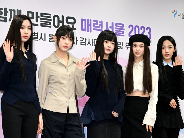 BTSに続いて“ソウル市の顔”になったNewJeans、ソウル市長とニッコリポーズ【独自写真4枚】