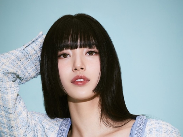 美人女優ペ・スジ、ワイドパンツで薄い体を強調？“真っ白”なウエストもチラリ…【PHOTO】