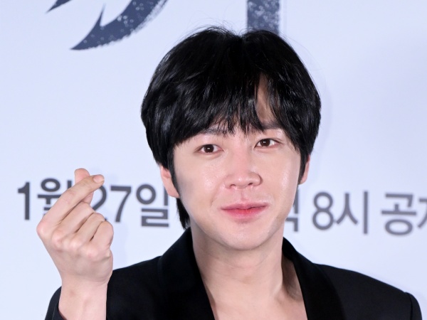 チャン・グンソク、“素肌ジャケット”で官能的なオーラを放つ…芸歴31年目の気づきとは【PHOTO】