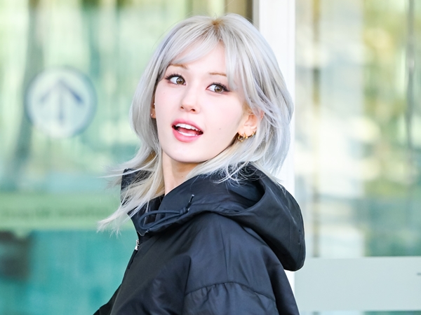 I.O.I出身の歌手チョン・ソミ、アウターから“美くびれ”がチラリ【空港ファッション】