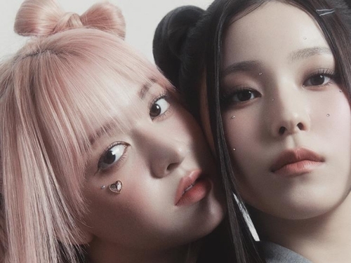 明日デビュー1周年！“TWICEの妹分”NMIXXリリー&ギュジンの抱負は？「成長し続ける歌手に…」【PHOTO】