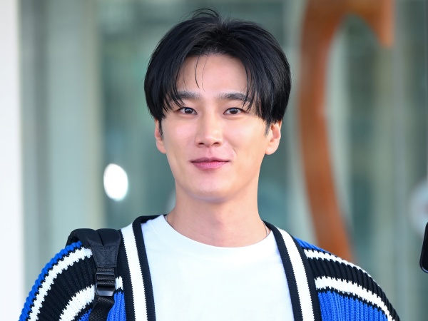 『梨泰院クラス』悪役俳優アン・ボヒョン、センター分けで爽やかに！シンプルな服装で登場【空港ファッション】
