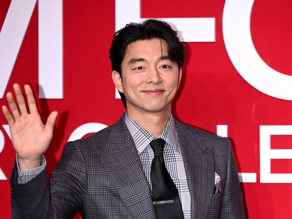 俳優コン・ユ、鍛え上げられた肉体を披露！ムキムキの二の腕に注目「普段どこに隠してるの？」【PHOTO】