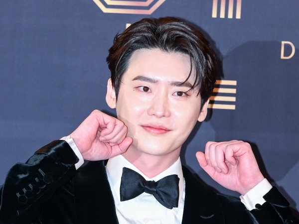 IUも惚れ直す…熱愛認めたイ・ジョンソク、官能的な雰囲気で魅了！深まった“男性美”【PHOTO】