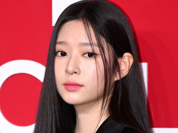HYBEのオファーを断った…IZ*ONE出身キム・ミンジュ、“近距離の自撮りショット”で際立つ美貌【PHOTO】