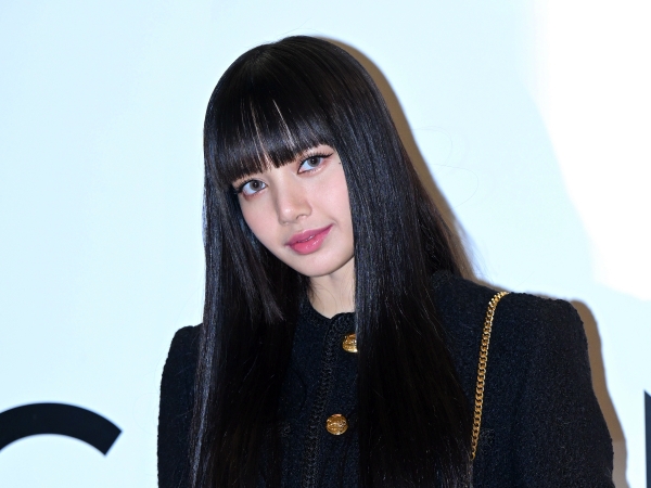 【写真】「これが我らのLISA様」BLACKPINK・リサ、“大胆すぎる”ハイレグ衣装で美脚を堂々披露