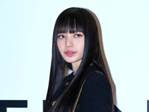 「スタイルが芸術」BLACKPINKリサ、“輝く美脚”を惜しげもなく披露！【PHOTO】