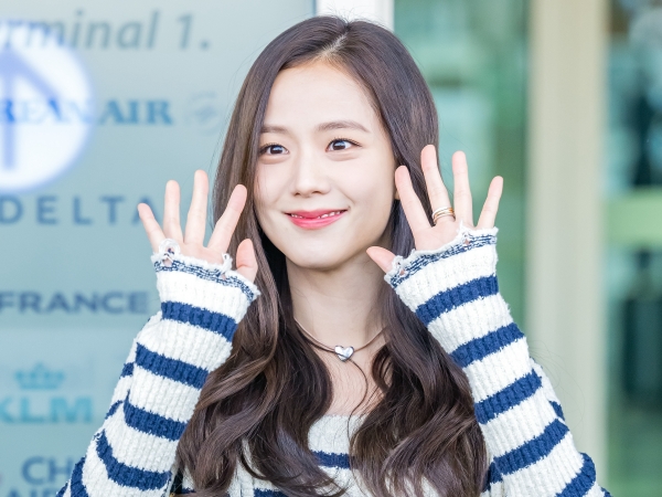 「やられた」BLACKPINKジス、スリットから美麗な太ももチラリ…“萌え袖SHOT”でハートを鷲掴み【PHOTO】