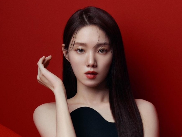 「美くびれくっきり！」イ・ソンギョン、“砂時計ボディ”にうっとり…美麗ショットの数々で圧倒【PHOTO】