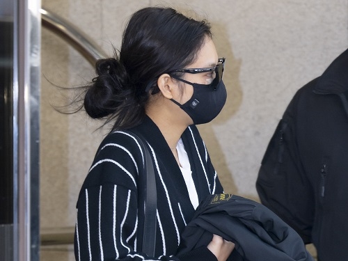 顔面に傷を負ったBLACKPINKジェニーが帰国…先にファンの心配を減らす心遣いに拍手【PHOTO】