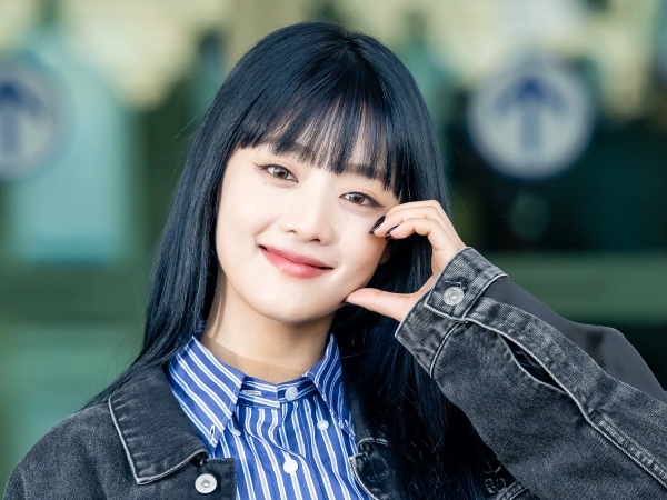 「バービーみたい」(G)I-DLE・ミンニ、ピンクのオフショルワンピから“美肩”あらわに…AIのような美貌【PHOTO】
