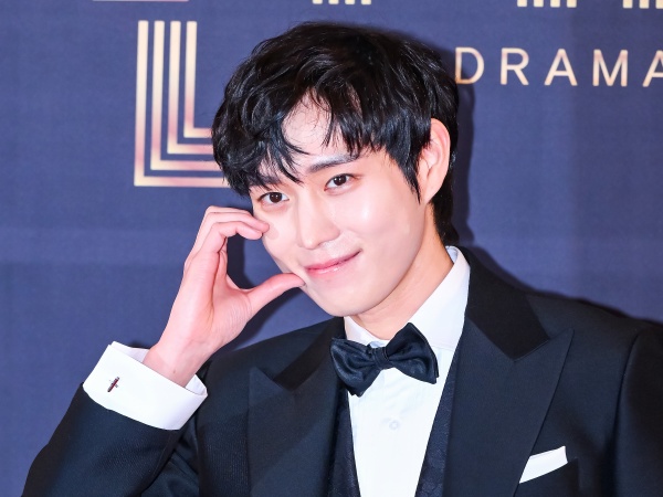 行定勲監督の韓国ドラマ初演出作で主演を務めるキム・ヨンデ、現事務所と8年目の再契約を締結