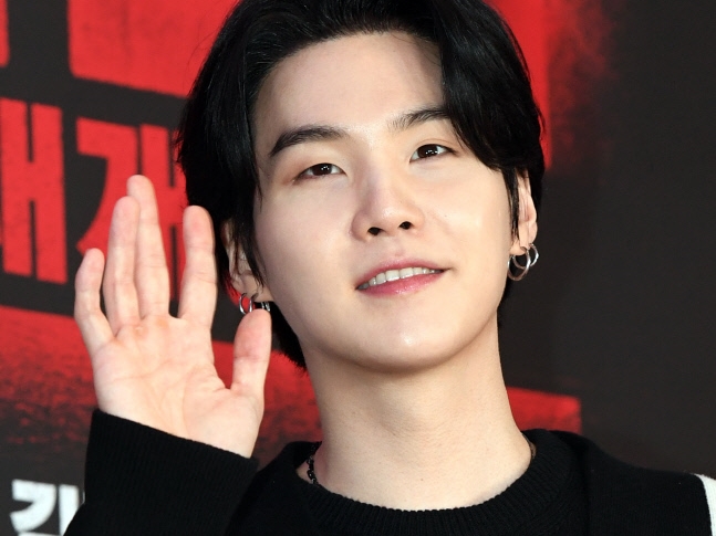 BTSのSUGAが最新ポスター公開!! 期待高まるIUとのコラボレーション