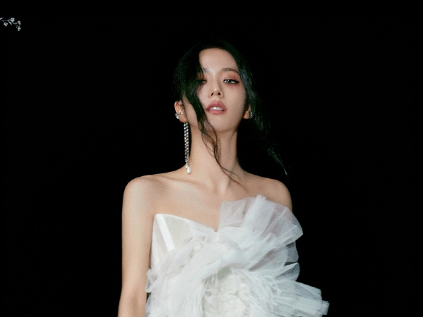ソロデビュー間近のBLACKPINKジス、最新ビジュアルで見せた白ドレス姿と“魅惑的な眼差し”
