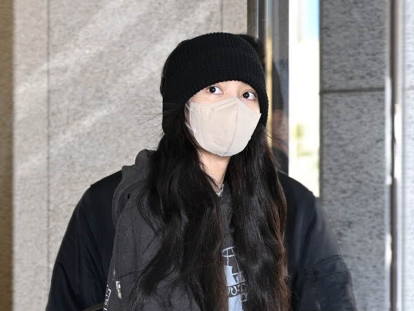 BLACKPINKリサ、抜群の存在感とスタイルで魅了…奇抜なストリートスタイルに注目【独自写真4枚】