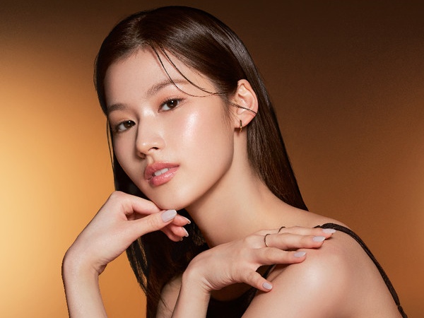 TWICEサナ、韓国コスメブランド「MISSHA」のブランドアンバサダーに抜擢！ヘルシーな肌見せで魅了
