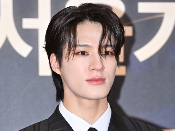「イケメンすぎて発狂しそう」NCTジェノ、ステージメイクでカリスマオーラを発揮！【PHOTO】