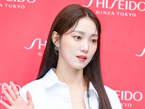 スーパーモデル出身で女優のイ・ソンギョン、“腹チラ”ルックで資生堂のイベントに登場【独自写真5枚】