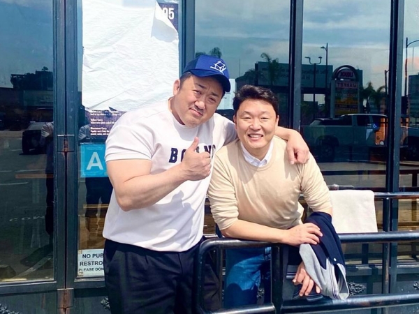 「推しと推しが尊い」マ・ドンソク×PSY、キュートな“肩組みツーショット”に癒されるファン続出【PHOTO】