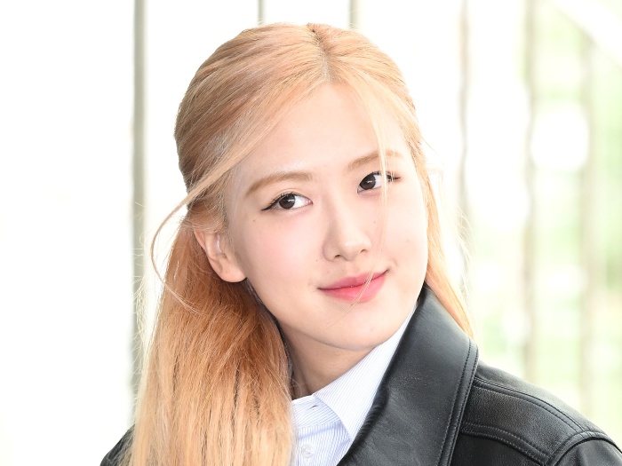 「ドキドキする」BLACKPINKロゼ、“上目遣いSHOT”で艶っぽオーラ全開に！【PHOTO】