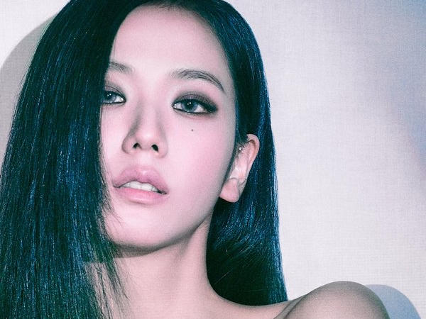 “脱・清純”BLACKPINKジス、オフショル&スモーキーメイクで見せた大人の魅力…初ソロAL新ビジュ公開