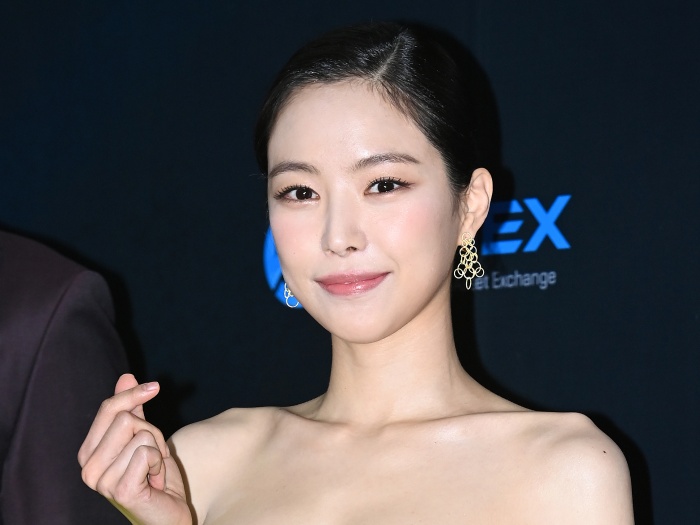 「露出はないがやけに艶っぽい…」Apink出身ソン・ナウン、大胆衣装で魅せるカリスマ性【PHOTO】