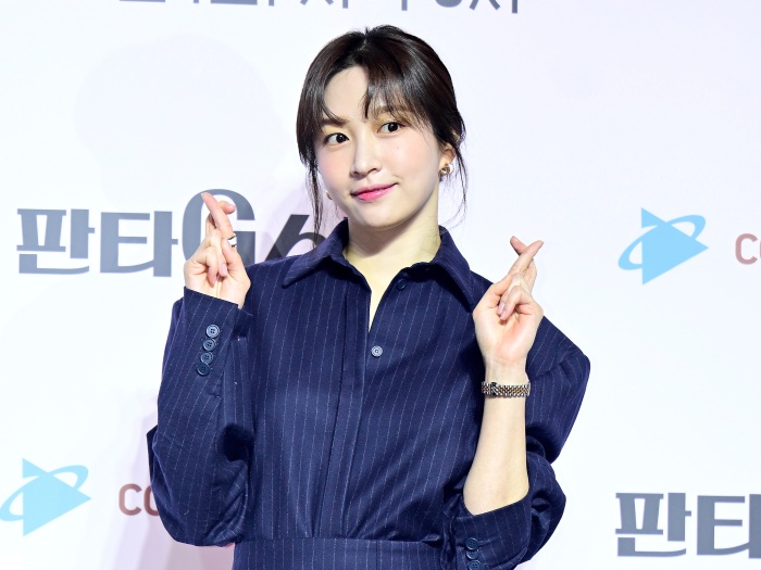 “10歳上の医師”と熱愛中のEXID出身ハニ、大胆衣装から美背中があらわに…カリスマ性を発揮【PHOTO】