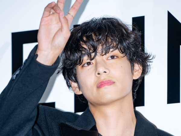 BTS・V、パク・ボゴムやBLACKPINKメンバーらと“記念ショット”！カンヌでの様子に爆発的な反響【PHOTO】
