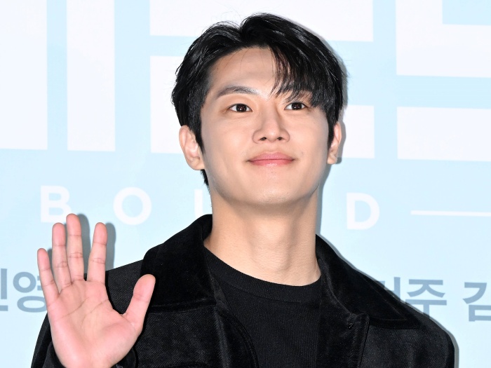 【写真】『愛の不時着』の“イケメン北朝鮮兵士”！俳優イ・シニョンの肉体美がスゴイ