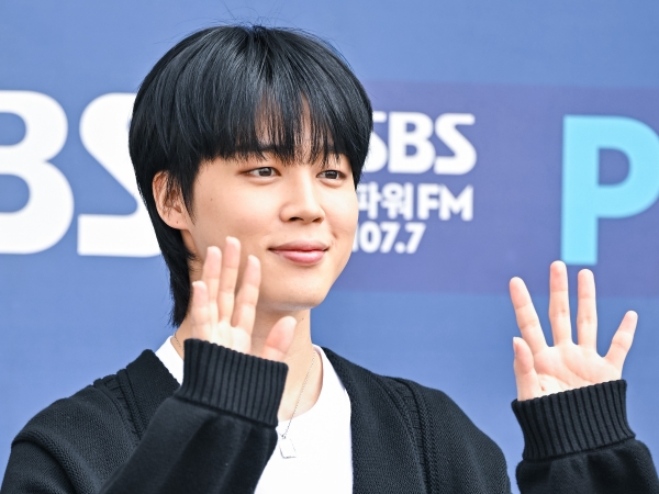 BTS・JIMINの出勤SHOT！少年のような“黒髪ビジュアル”「春風のような笑顔」【独自写真9枚】