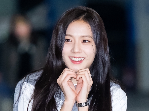 アン・ボヒョンもメロメロ？BLACKPINK・ジス、“ガチ恋必至”のドレス姿【PHOTO】