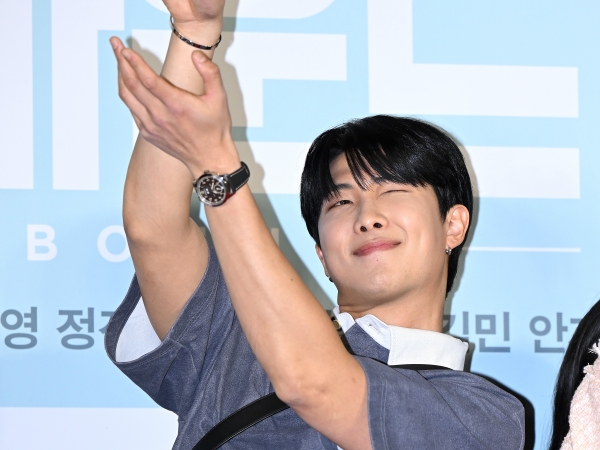 BTS・RM、華麗なバスケのシュートポーズを披露！爽やかな“好青年ビジュアル”でVIP試写会に登場【独自写真6枚】