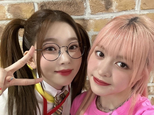 「エモすぎる」NMIXXリリー、“韓国で人気の日本人”ツキと密着ツーショット！【PHOTO】
