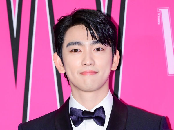 兵役中のGOT7・ジニョン、新人男優賞を受賞！「映画の始まりを抱かせてくれた監督に感謝」