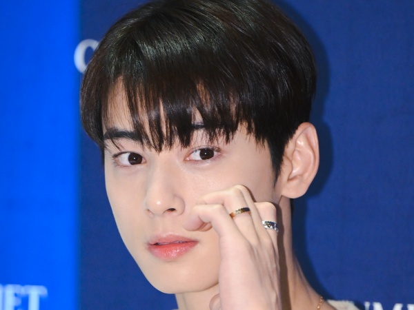 【写真】“顔天才”ASTROチャ・ウヌ、水着姿で見せた逆三角形の大きな背中に騒然「救急車を…」