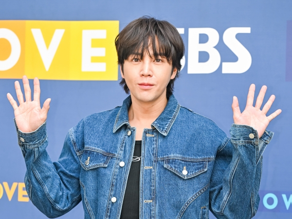 ハンサムすぎるビジュアルで魅了！チャン・グンソク、爽やかな“デニムオンデニム”で出勤！【独自写真12枚】