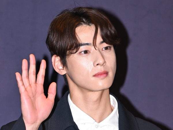 「目の保養すぎる」“顔天才”ASTROチャ・ウヌ、腕を広げてまるで貴公子…スーツルックに悶絶【PHOTO】