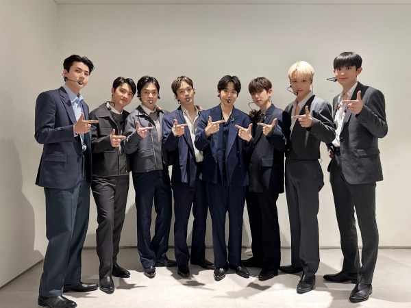 EXO、デビュー11周年をファンとともに祝福…メンバー全員が揃った“完全体”でのステージ