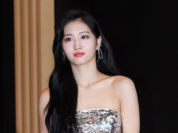 TWICE・モモがヒョウ柄のゴルフウェア姿に変身…チェヨンとの2SHOTに「似合いすぎ」の声【PHOTO】
