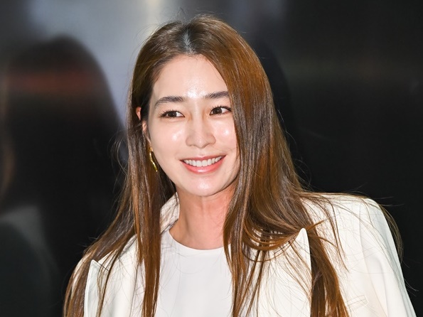 イ・ビョンホンの妻イ・ミンジョン、「年齢を感じさせないクリア肌」が話題に！【PHOTO】