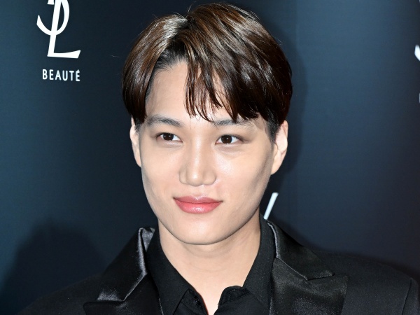 「筋肉すご！」EXO・カイ、はだけたシャツにタンクトップからは白い肌があらわに【PHOTO】