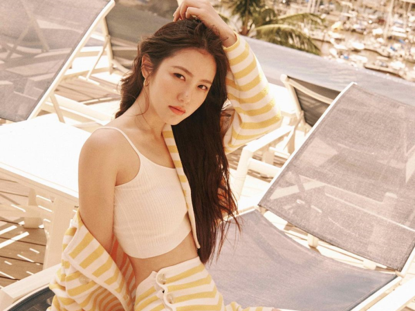 「見えそう…」『ザ・グローリー』“いじめっ子”女優シン・イェウン、ミニ丈から太ももあらわに【PHOTO】