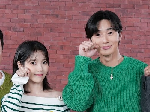 IU、パク・ソジュンと親しそうに見えたが実際は？「実はまだタメ口で話せず…」パク・ソジュンは歌を披露