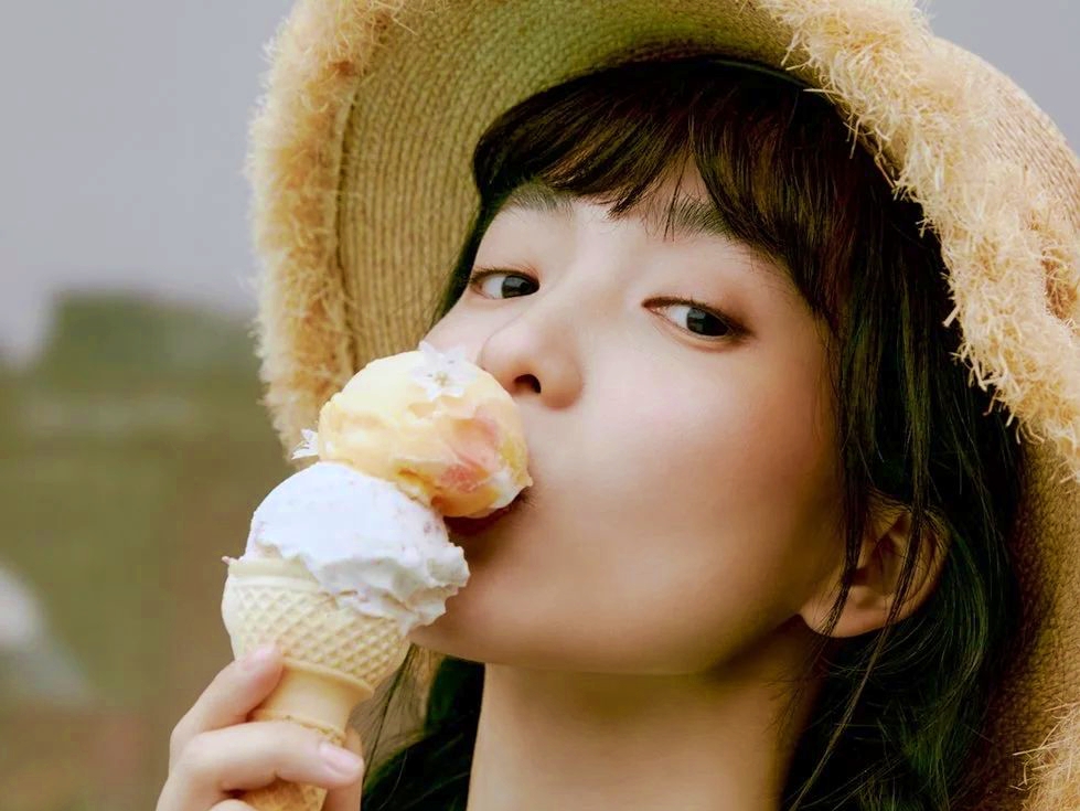 “32歳で女子高生役”演じたキム・テリ、プールで見せた笑顔！リゾート感あふれるビジュアルに注目【PHOTO】