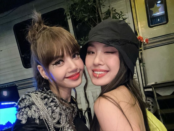 BLACKPINKリサとの“ツーショット”を公開したダンサー炎上、一体何が？【PHOTO】