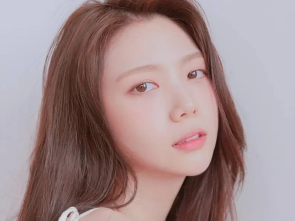 本当ならIZ*ONEメンバーだったイ・カウン、日本での近況伝える“ミニスカ×ニーハイ”で美脚見せ【PHOTO】